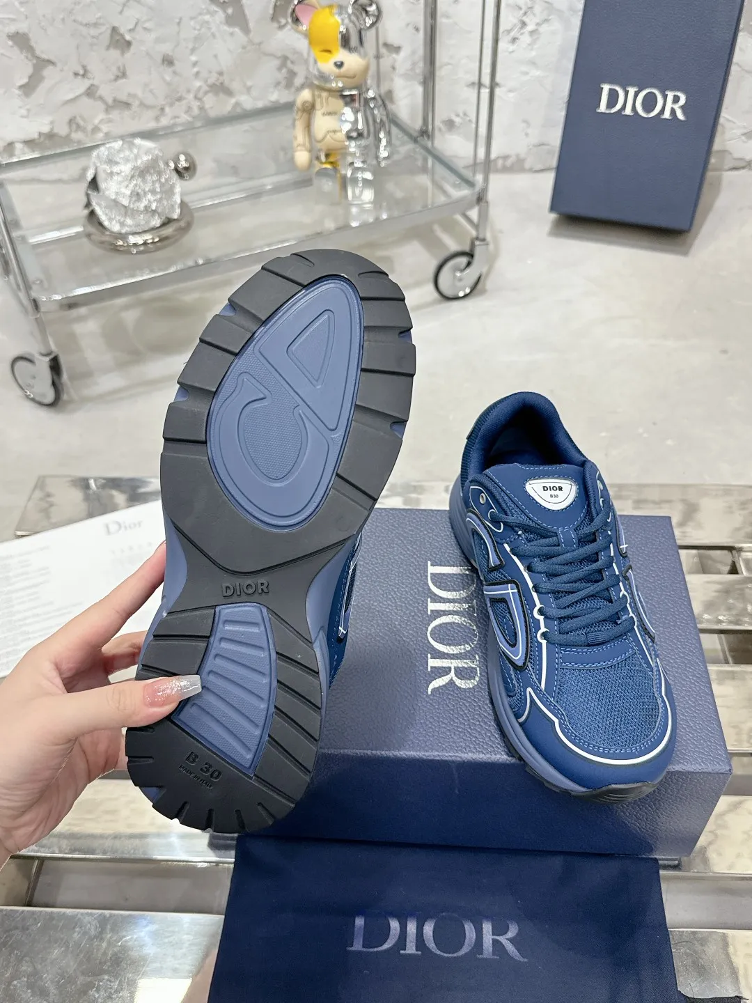 Men's men's shoes 💰600❤️❤️❤️High version Dior Dior's latest color matching B30 series reflective dad sneakers original 17380💰 purchased for development and production Brand new B30 sneakers Dad Shoes style shoes that follow the trend of the retro market The Dior logo on the tongue also indicates that this pair of shoes is the B30 model! B30 uses fine-textured leather and mesh cloth materials to form a shoe body. There are conspicuous letters CD on both sides of the shoe body to indicate identity. Many lines on the shoe body outline details to make the shoes look less monotonous and full of retro flavor. The delivery counter is exquisitely packaged🛍📦 ▪️Fabric: Original customized technical fabric + mesh ▪️Inner lining: Customized breathable lining ▪️Outsole: Original molded IP foam + TPU outsole ▪️Sole thickness: 3.5CM ▪️Size: Women’s size 35-40 / Men’s size 39-46